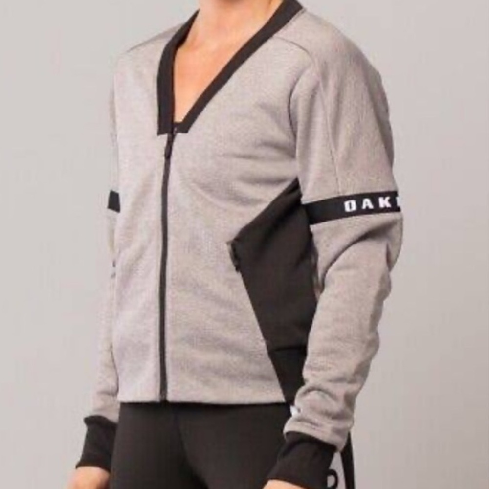 Oakley Womens v neck zip vented back black cuffed sleeves
